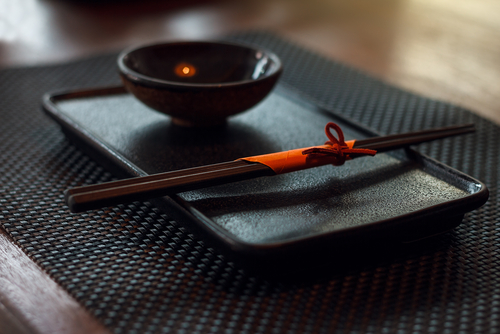 普段よりも上品な食器や箸を並べるだけで一気に本格的になります/Ander5/Shutterstock.com